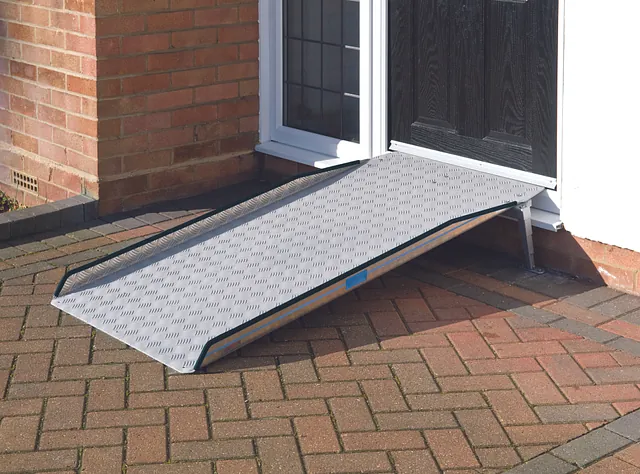 easily adjustable semi-permanent ramp